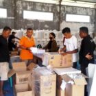 Pengepakan logistik Pemilu 2024 di gudang logistik KPU Sikka, Jumat 26/01/2024 